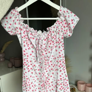 Blommig Sommarklänning💕 - Söt klänning med resår upptill. Går att ha off shoulder eller med fyrkantig ringning 💗