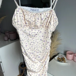 Blommig klänning - Söt sommarklänning!💓💓 Super skönt material o justerbara band. Storlek s
