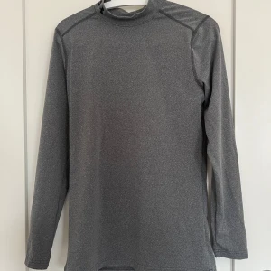 Träningströja  - Från Under Armour. Inte använd 💞 inköps pris 499 kr. Pris går att diskutera💞