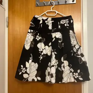 Knappt använd kjolen, köpte från Spanien. Pris kan diskuteras 