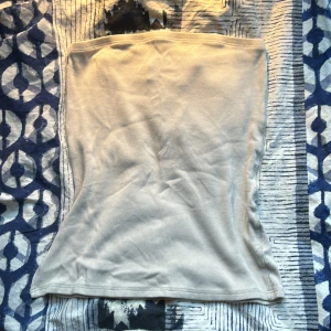 Weekday-tubbtop  - En tubbtop från weekday ljus ljus beige med storlek medium!!🌤️🌇bra till sommaren 