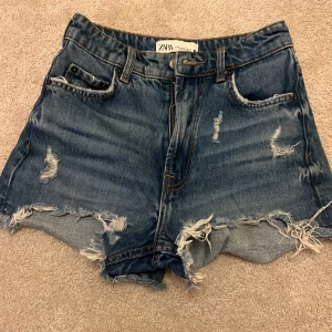 Zara shorts - Blåa Zara shorts, bra skick, använda fåtal gånger. Köparen står för frakten!!