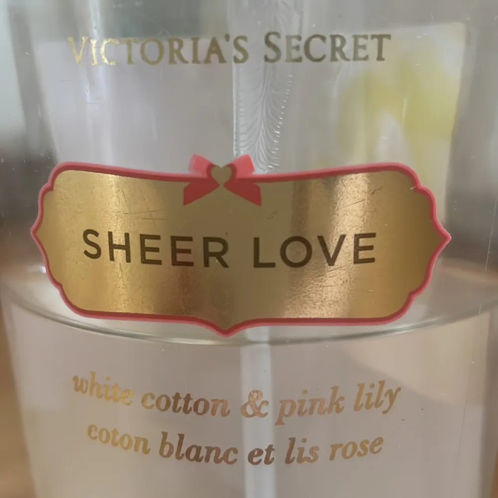 Säljer denna nostalgiska supergoa doft från victoria secret, som luktar white cotton och pink lily❤️ Lite mer än 3/4 ml kvar (se bild 3). Övrigt.
