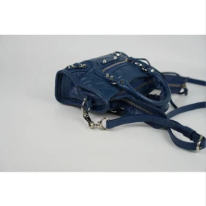 Balenciaga väska - Äkta balenciaga city bag i storleken 18x11x5  Köpt på vestiaire i nyskick. Äkthetsbevis och kvitto finns. 