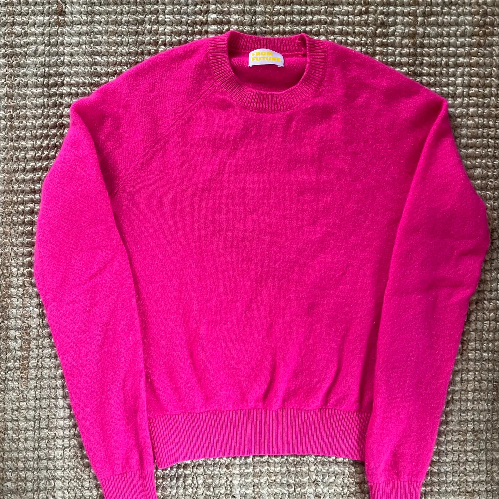 Säljer denna underbara rosa Kashmir tröja ifrån from future🥰 denna har inga tecken på användning! 100% Kashmir ❤️nypris ca 1700kr. Stickat.