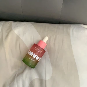 Smuuti skin watermelon serum 🍉  - Skön på huden, ger bra resultat. Typ 60% kvar av den, säljs för 70kr :) 