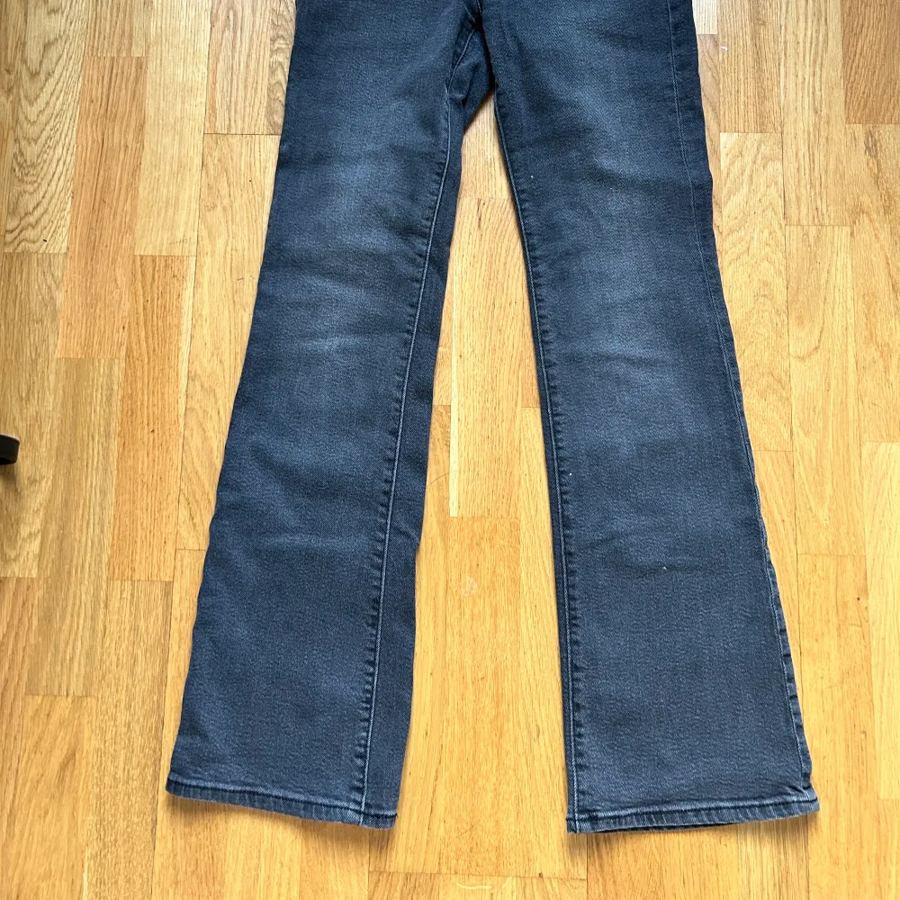 Ett par utsvängda svarta Levis jeans 🤍  Använda ett fåtal gånger Jeansen har en snygg och tight fit. Jeans & Byxor.