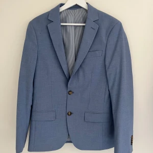 Kavaj - Säljer en kavaj som endast använts 1 gång. Nypris var ca 1500kr och en riktigt nice att ha till sommarfester etc. Storlek 46 vilket motsvarar Small ungefär. Hör av dig vid frågor eller funderingar // Lukas