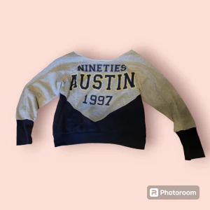 Offshoulder collegetröja - En snygg och mysig sweatshirt i storlek S. Passar även M. Finns ej längre i sortiment.