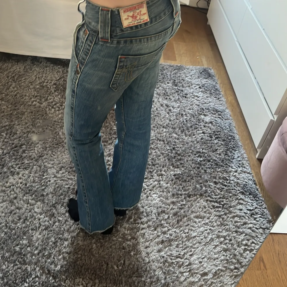 Så snygga true religion jeans som jag tyvärr inte använder längre då de inte riktigt passar mig eller är min stil. Jag har inte använt de så många gånger💕 köpte de för ca 750 tror jag men säljer för 500💕. Jeans & Byxor.