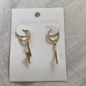 Guldiga örhängen  - Jag har aldrig använt de säljer pågrund av att jag inte använder guld 