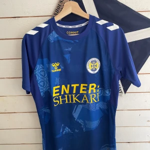 Fotbolls tröja - 8/10 skick där själva ”Classic football shirts shirt” märket håller på att falla. Nypris cirka 1100! Den är S men passar mig som har M hur bra som helst.