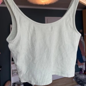 Croppad topp! - En grön croppad top från Monki i strl xs Den är i bra skick! Säljer pga passar mig inte Skriv gärna med frågor eller för fler bilder!