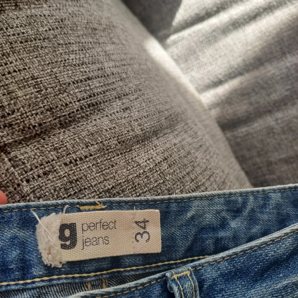 Snygga, mörkblå jeansshorts från perfect jeans. Köpta secondhand men jag haf använt de få gånger, storlek XS.. Shorts.