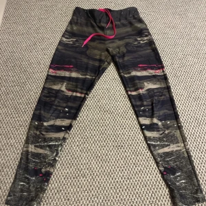 Träningsbyxor  - Breathable stretchy training leggings, with a small pocket for your padlock key .  Very quick drying material. Used only a few times