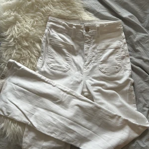 Vita jeans - Vita jeans perfekta nu till sommaren från pull and bear i storlek 36!!❤️‍🔥❤️‍🔥