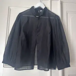 Genomskinligt svart skjorta