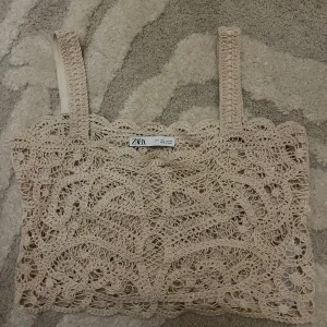 Zara virkat linne  - Jättefint virkat linne från zara i storlek L🤍