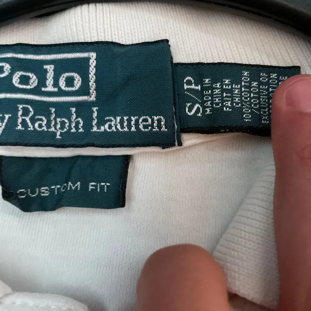 Tjenare, nu säljer vi ännu en modell av polo Ralph lauren pike. Den är i bra skick utan defekter. Hör av er vid intresse!💫. T-shirts.