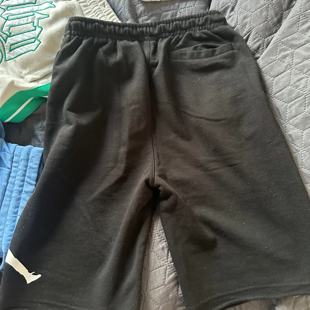 säljer dessa oanvända jordan shorts i storlek M/L (sitter lite oversize) Skick 10/10 och perfekta t sommaren. Shorts.
