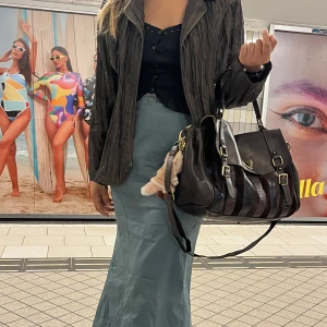 Mörk grön blouse  - Köpte från humana. Använd 2 gånger.  Verkligen super snygg o bra passform men tyvärr inte min färg. Lite oversized känsla för mig som brukar tar s. Mera bilder kan skickas vid intresse 