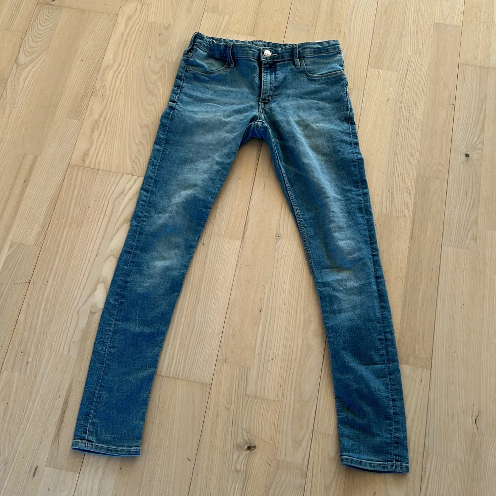 Säljer ett par blå skinny jeans. Bra skick och använda lite då och då. Länge sedan de vart använda. Om det skulle vara nått är det bara att fråga❤️. Jeans & Byxor.