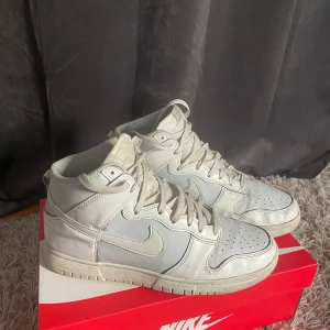 Nike dunk - Säljer nu mina gamla Nike dunk skor då jag inte änvänder de. Helt ok skick, ingen större skada eller likande. Box ingår! Hör av dig om du har frågor!