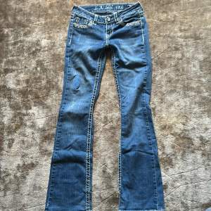 Hur ser dem ut?: lowwaisted, inte tajta? Small och mörkblåa utsvängda jeans!!👖💗fick dem på loppis!😃