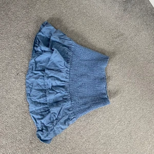 Gullig kjol från Mango - Jättefin gullig kjol från Mango. Aldrig använd.  Storlek M med väldigt stretchigt tyg. Jättefin till sommaren.