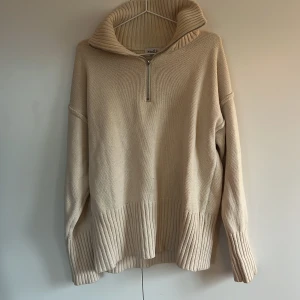 Stickad tröja halt zip - Naturvit stickad tröja med half zip! Perfekt till sommaren 💘 fint skick 