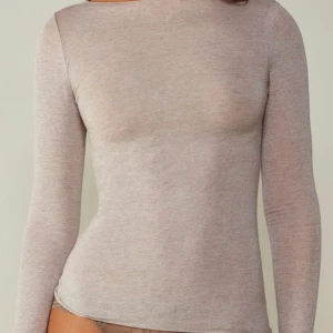 Beige intimissim tröja  💘 - Den är endast använd ett fåtal gånger och är köpt i intimmisim butiken inne i stan 