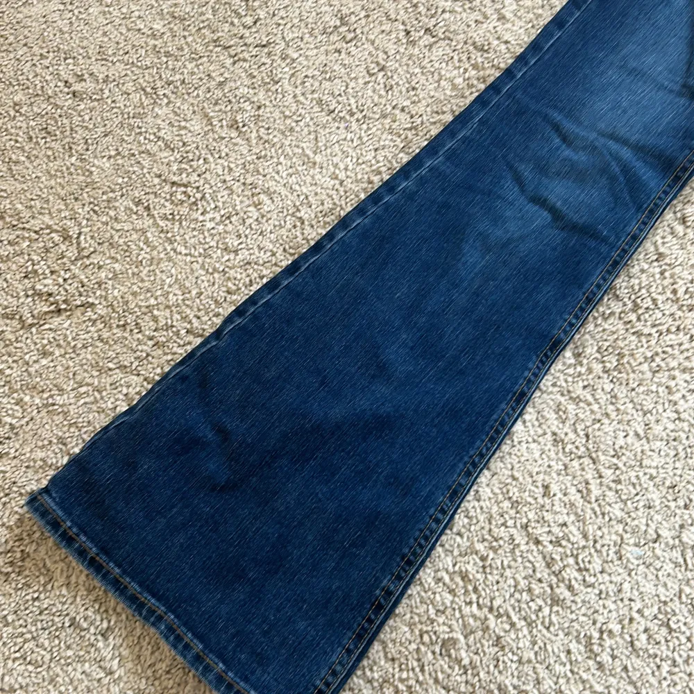 Säljer mina jätte snygga jeans från Lindex som varit mina favoritjeans länge! Dessvärre har de blivit för korta så bestämde mig för att sälje de. Inga större defekter. När de satt så som på bilden på mig var jag ca 163 cm lång! Skriv för frågor💖💖. Jeans & Byxor.