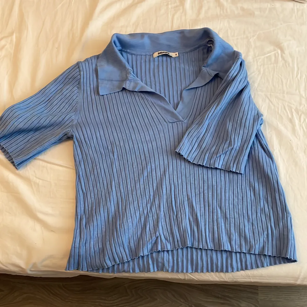 Jätte fin blå t-shirt från Indiska. Jag älskar denna tröja, men får ingen användning för den ❤️. T-shirts.