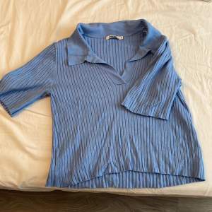 Jätte fin blå t-shirt från Indiska. Jag älskar denna tröja, men får ingen användning för den ❤️