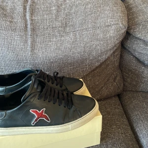 Arigato skor - Bra skick. Vill bli av med snabbt. Box ingår.