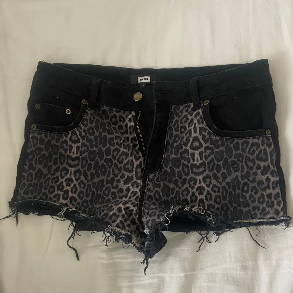 Leopardshorts perfekt till sommaren, assnygga och trendiga!!. Shorts.