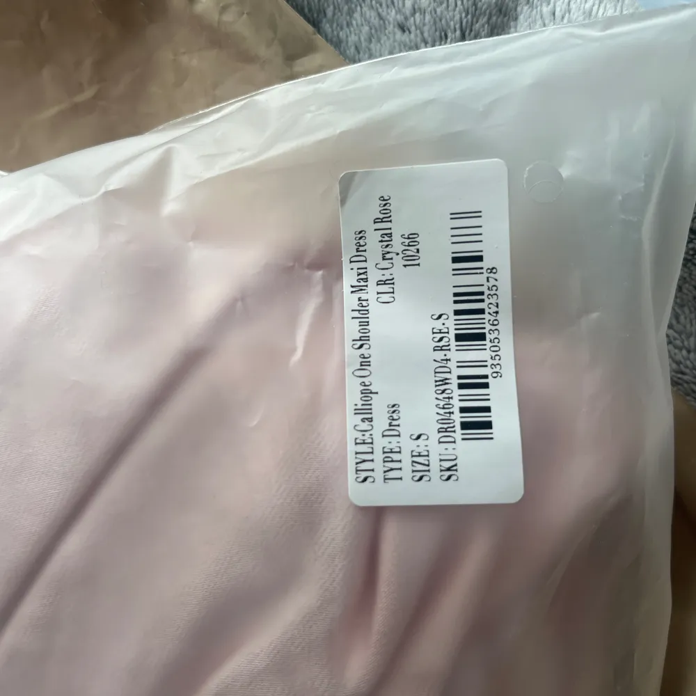 En helt oanvänd rosa Maxiklänning från Meshki som är slutsåld på hemsidan. Är i strl S och säljer då jag hittat en annan klänning 💗Klänningen har endast testats.  Nypris 1200kr. Pris kan diskuteras. 😆. Klänningar.