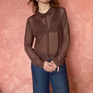 Blus - Meshblus/skjorta från H&M! Brun färg, liten krage, går att knäppa hela vägen. Suuuperfin. Gott skick. Snabb affär prioriteras! Hon på bilden är 160 cm och en xs/s.