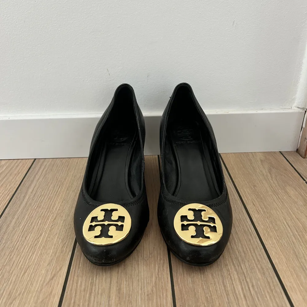 Tory Burch pumps med kilklack säljes! Fint skick  Storlek: 36. Skor.