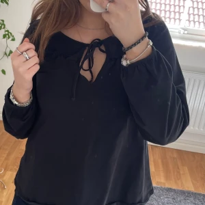 Svart blus - En svart blus i bra skick💗