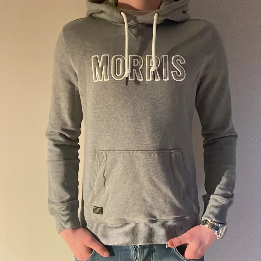 Riktigt fräsch hoodie från Morris. Hoodie är i toppskick, 9/10! Modellen på bilden är 183 cm lång, och väger 70 kg. Hör av dig vid intresse! 💫. Hoodies.