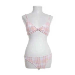 bikini - helt oanvänd bikini, köpt helt ny från Sellpy och aldrig använd av mig. Topp i storlek 38, trosor i storlek 34