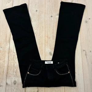 Svarta jeans  - Säljer dessa sjukt snygga & unika jeansen från Missay med vita sömmar. Sömmarna sitter på båda fickorna & på sidan av vardera ben. Strl S, men passar XS också💕Nästan oanvända!