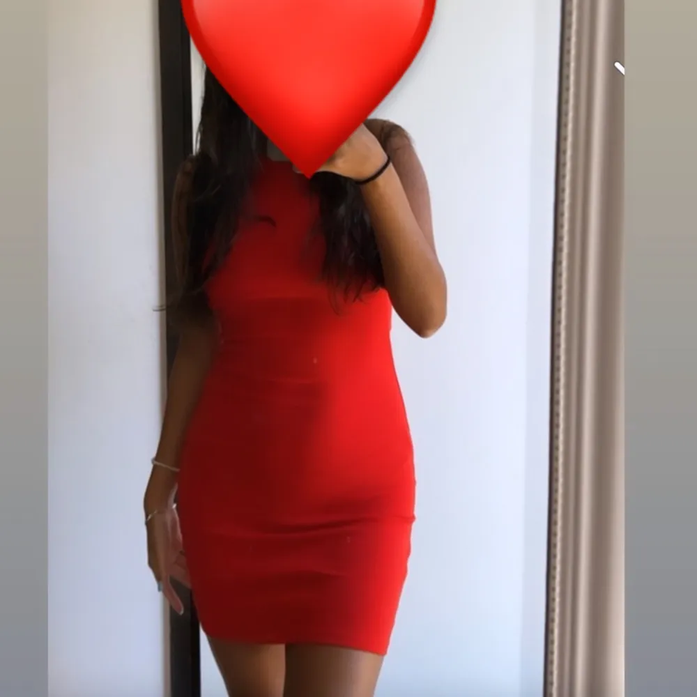 Röd klänning från Zara. Säljer den då jag inte använder den. . Klänningar.