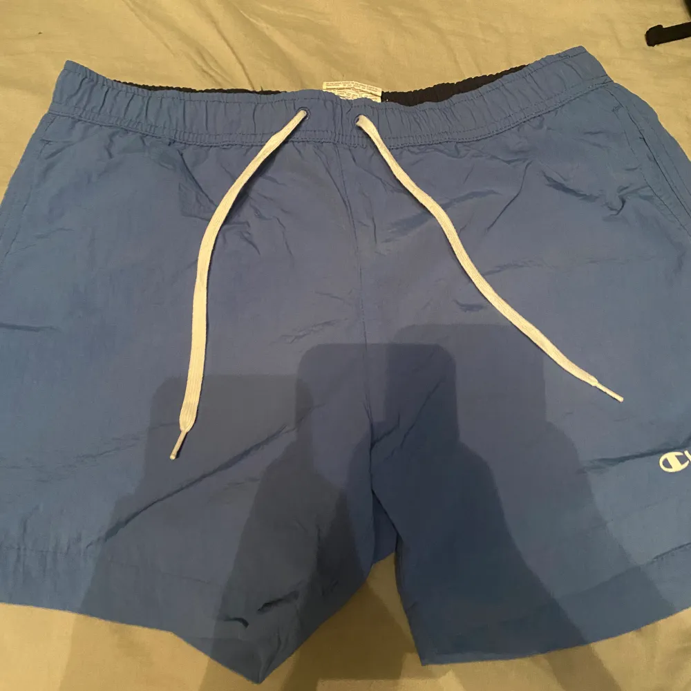 Använda champion bad byxor i färgen ljusblå passar storlek M/L. Shorts.