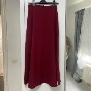 Lång vinröd kjol, använd 1-2 gånger. Mycket skön och har en bra kvalite. Har en dragkedja på bakdelen. Priset kan diskuteras.