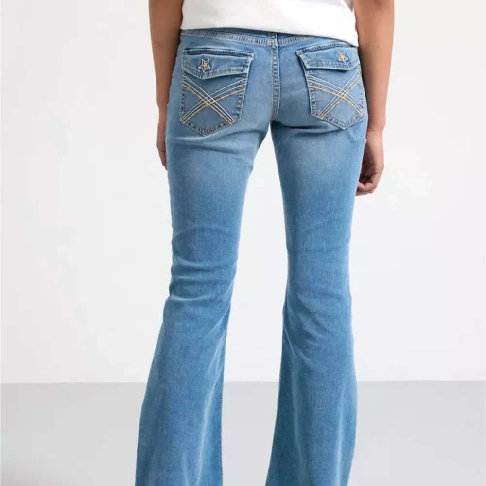 Ett par jätte fina bootcut lågmidjade jeans från Lindex använda få tal gånger så dom är i bra skick 💞köpta för 400 men säljer för 285. Jeans & Byxor.