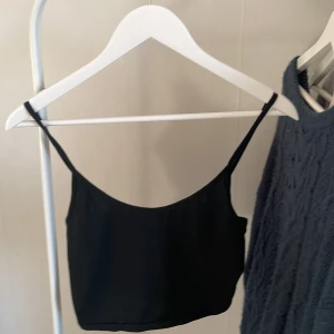 Linne  - Super gulligt kort linne nu till sommaren. Är i nyskick och säljer eftersom jag gillar lite längre linnen!! Lappen är tyvärr av klippt så märket är okänt.