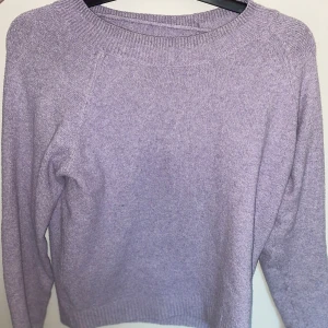 Stickad tröja  - Stickad lila tröja från veromoda, lite nopprig men inga andra defekter, storlek: M