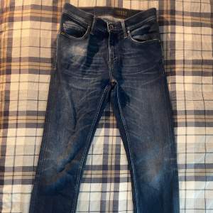 Ett snyggt par Tiger Of Sweden jeans Pistolero i storlek 28/32. Skicket är 8/10